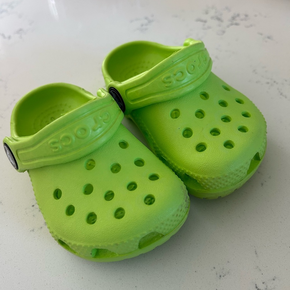 Lime green toddler crocs! Size 4